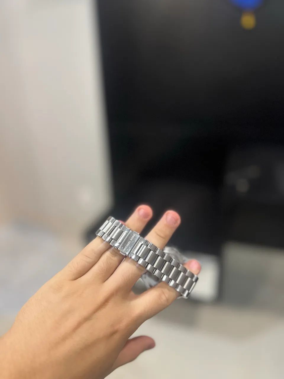 Relógio Michael kors prata com o fundo azul  - Foto 3