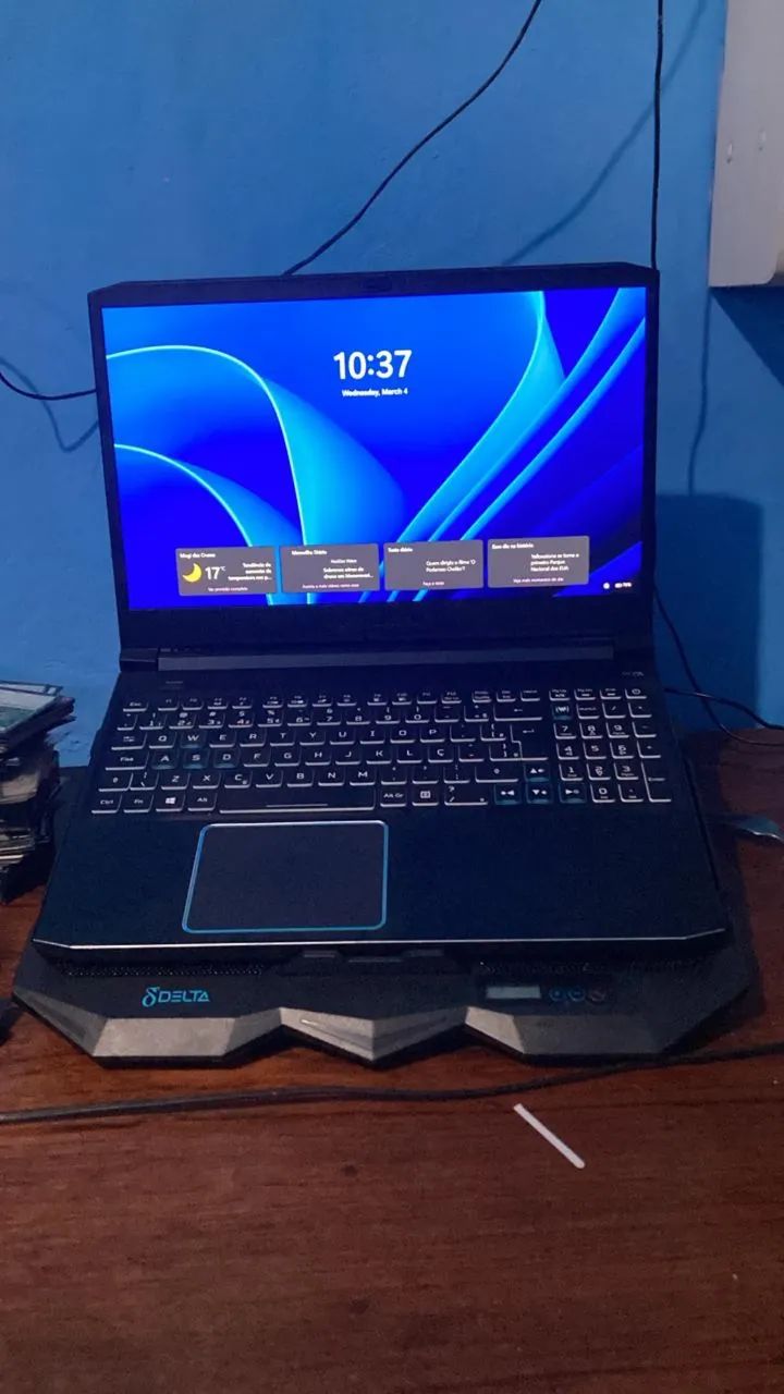 Acer Helios 300 i7 2060 com teclado mouse e controle