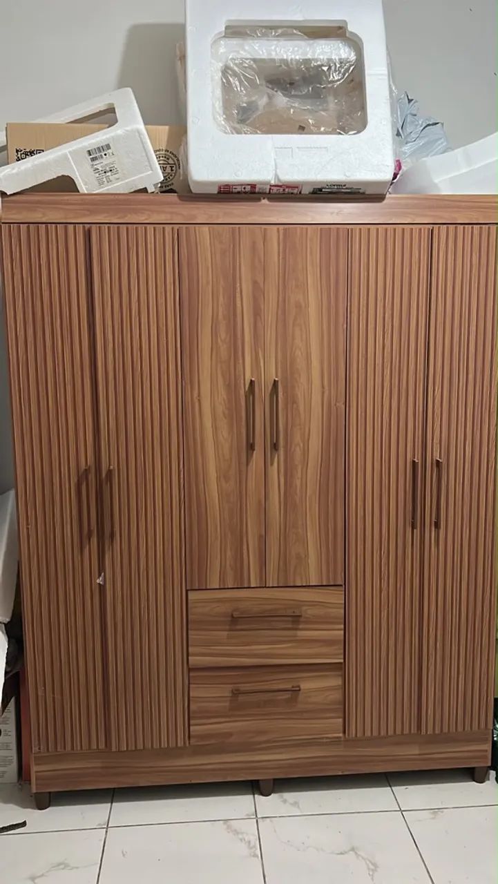 VENDE - SE GUARDA ROUPA