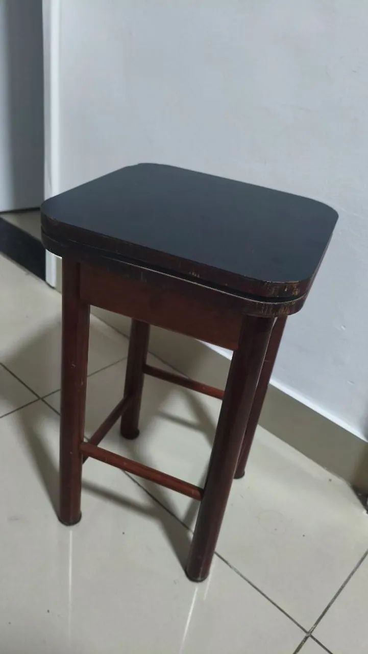 Banquinho de madeira