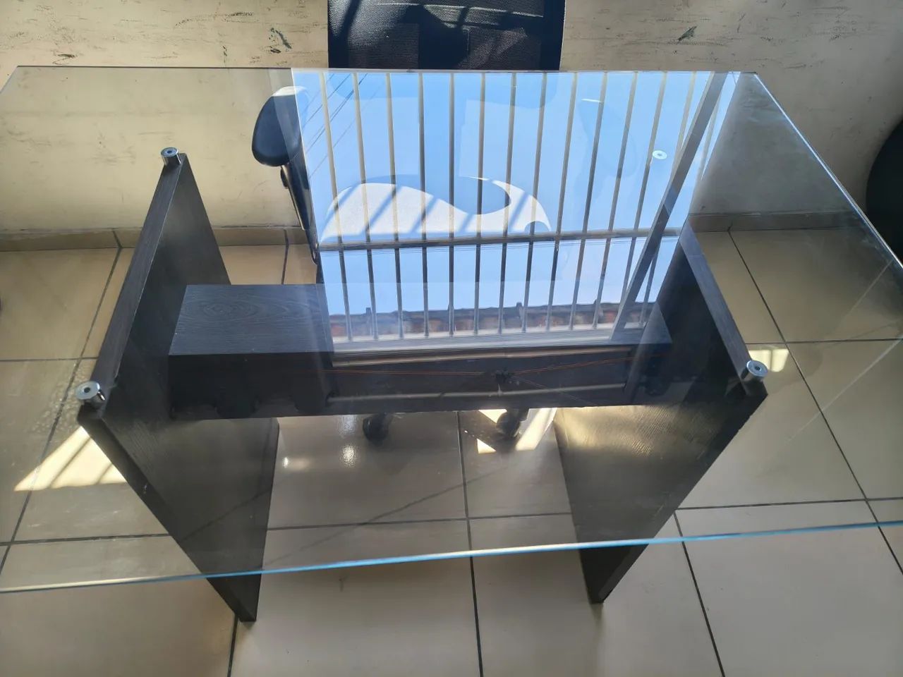 Cadeira frísoka com regulagem e mesa de vidro quadrada com 4 cadeiras  - Foto 3