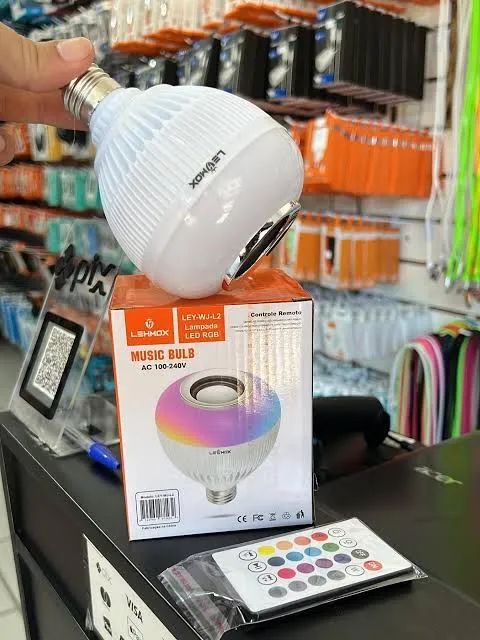 Lâmpada RGB com caixa de som 