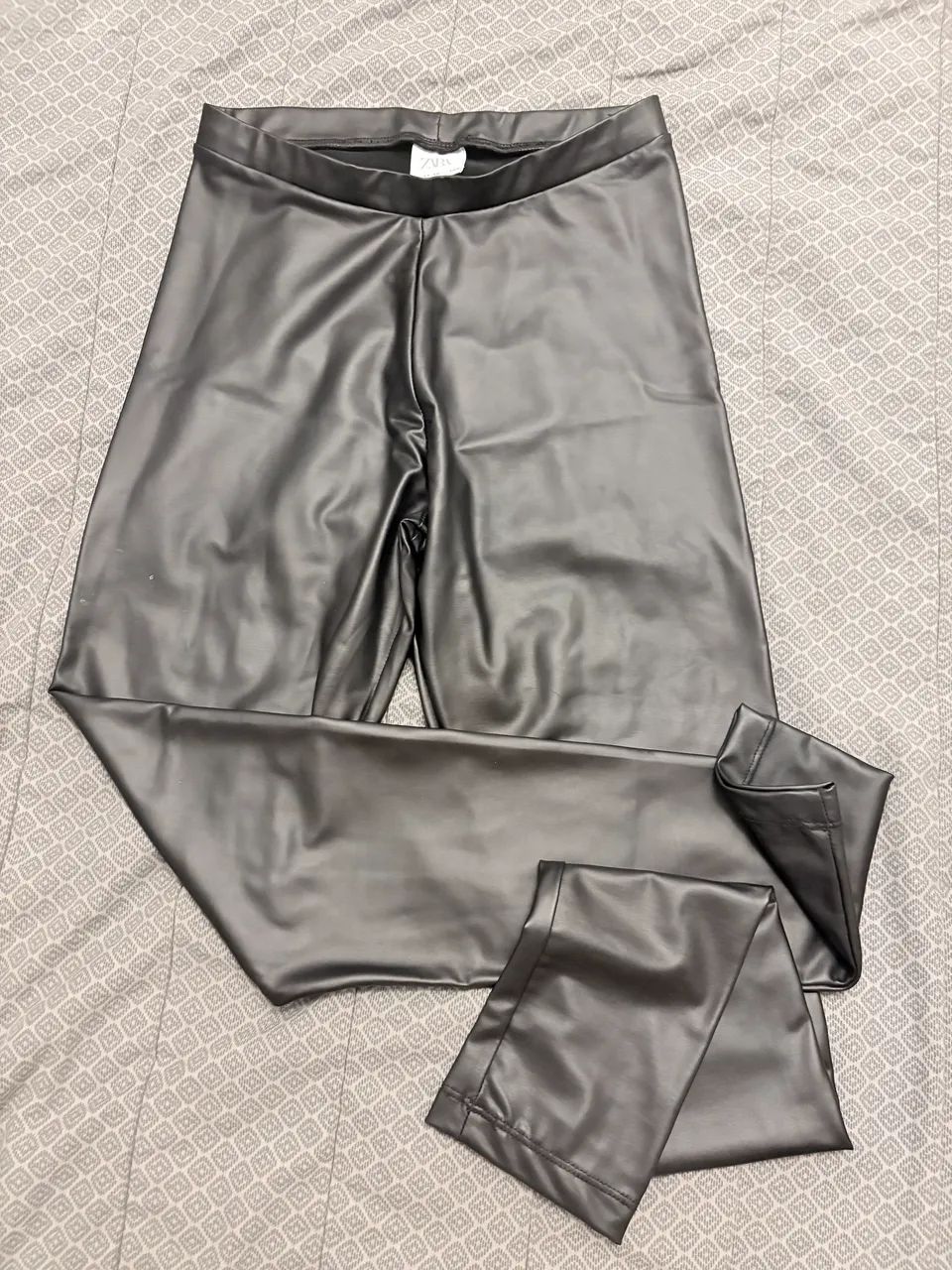 Legging infantil em couro sintético 