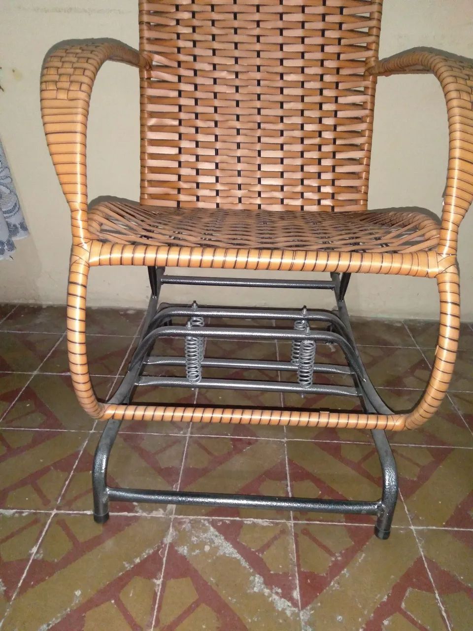 Vendo Cadeira de Balanço com 04 molas reforçadas. - Foto 4