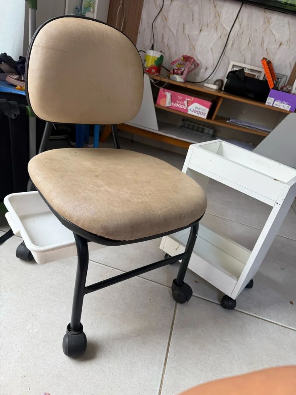 Cadeira de manicure + carrinho auxiliar 