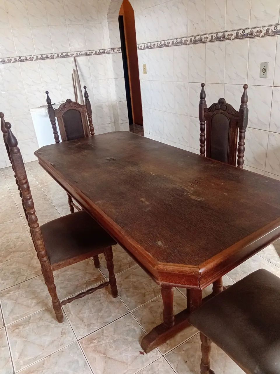 Vendo uma mesa com quarto cadeiras sucupira antiga  - Foto 5
