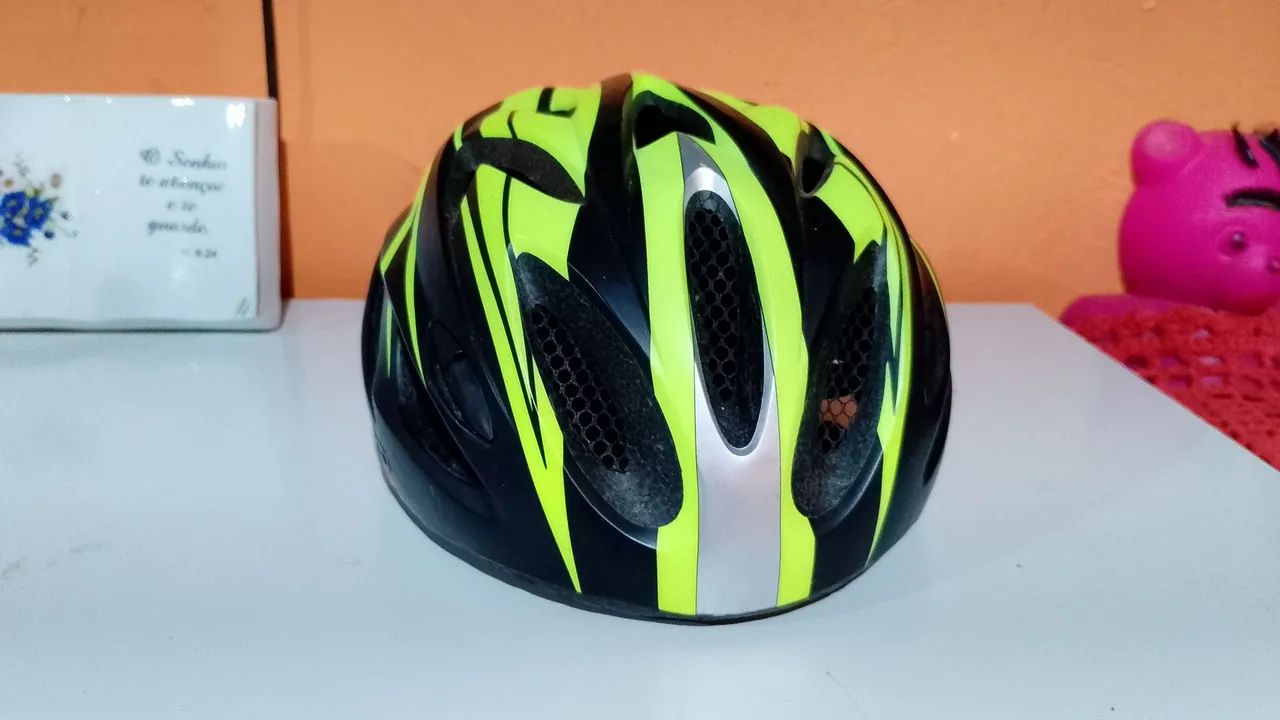 Bicicleta e capacete  - Foto 4