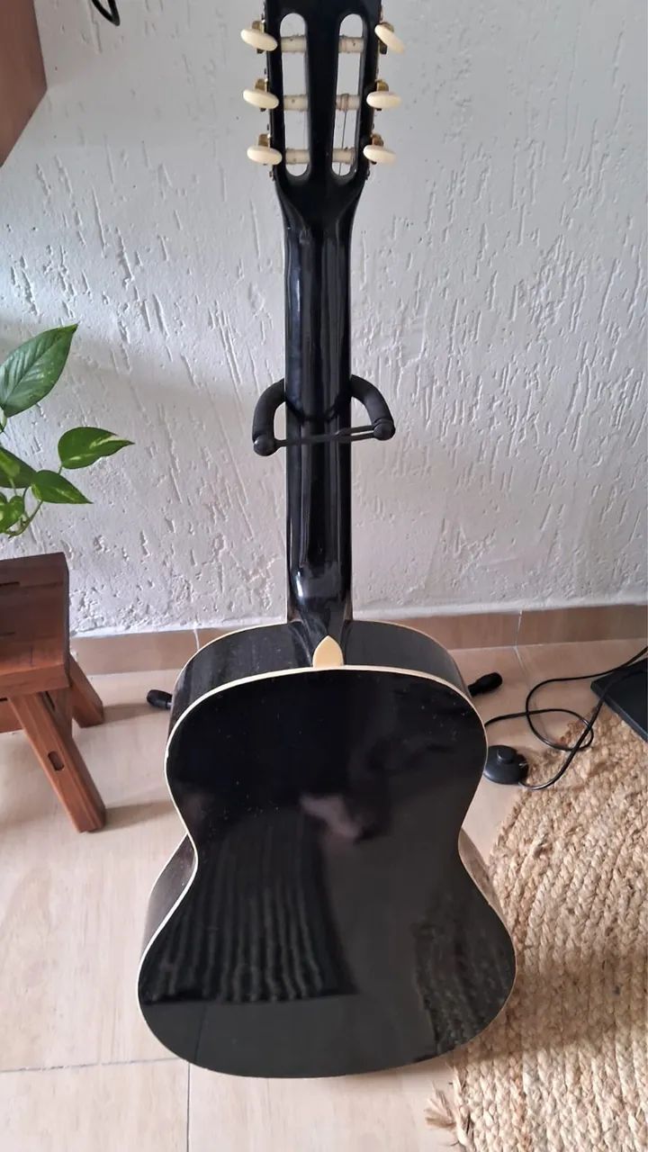Violão preto