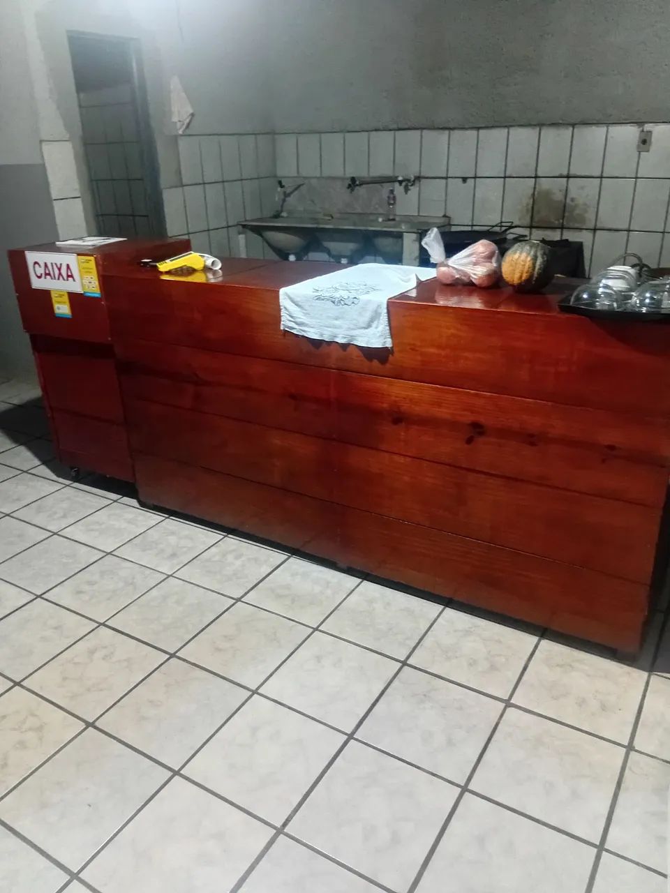 Balcão de madeira rústico para comércio com o caixa. - Foto 2