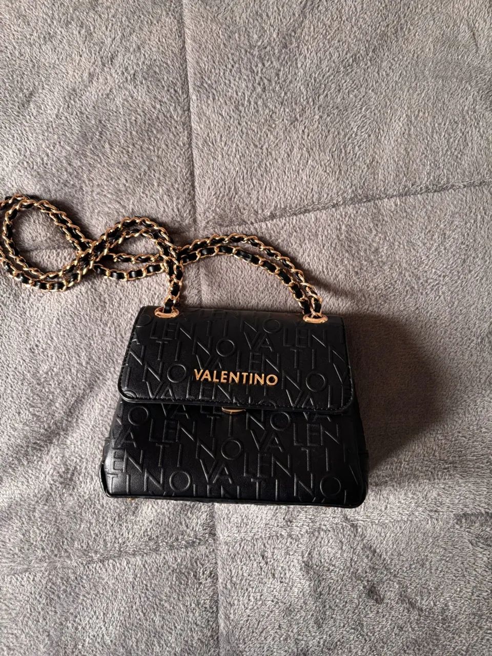 Bolsa Valentino Preta com Corrente Dourada - Foto 2