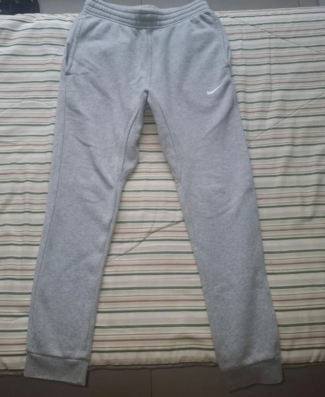 CALÇA DA NIKE MOLETOM CINZA