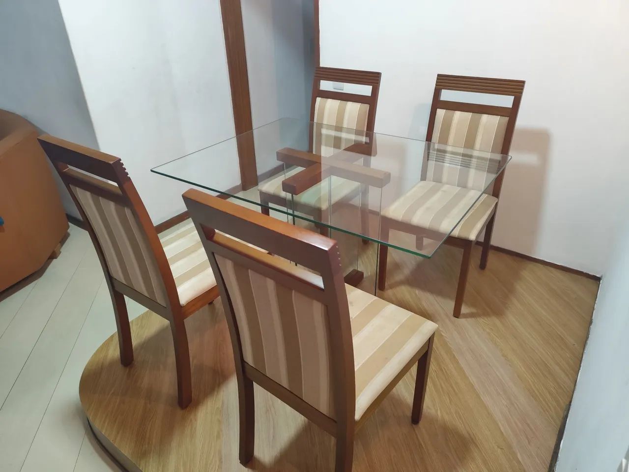 Vendo mesa de vidro com 4 cadeiras  - Foto 2