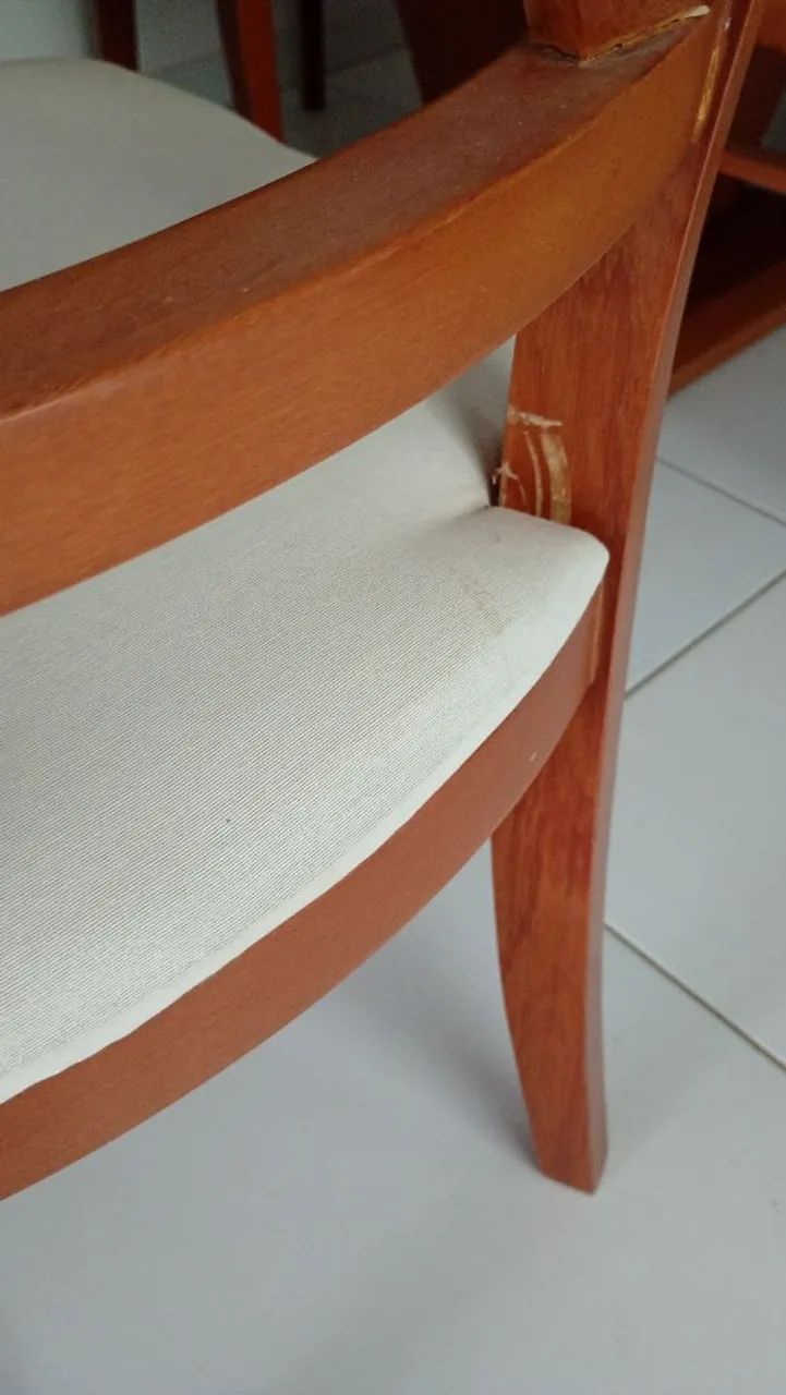 Vendo mesa de com 6 lugares tampo de vidro super concervada - Foto 3