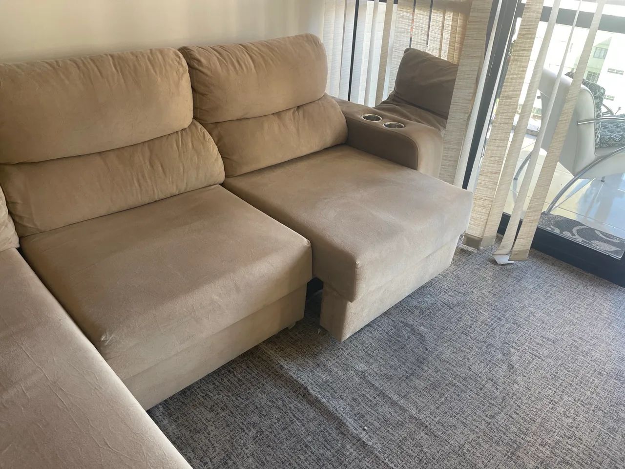 Vendo sofá espaçosos e confortáveis bege - Foto 3