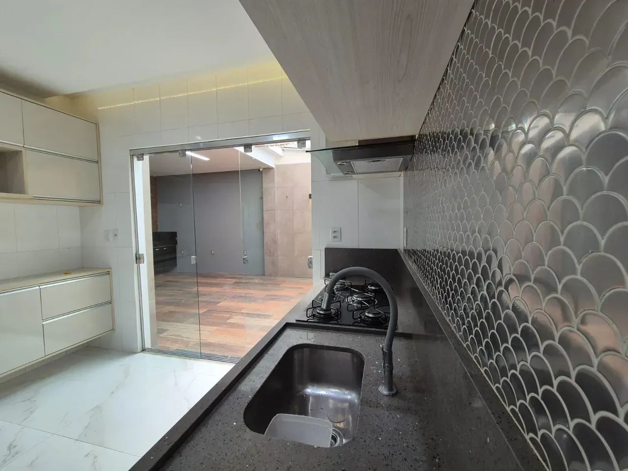 Casa Duplex com 03 quartos e área externa disponível para aluguel - Foto 2