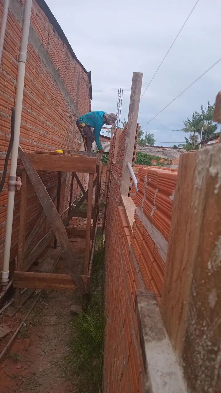 Trabalho de carpinteiro e pedreiro estou disponível pra essa semana. 