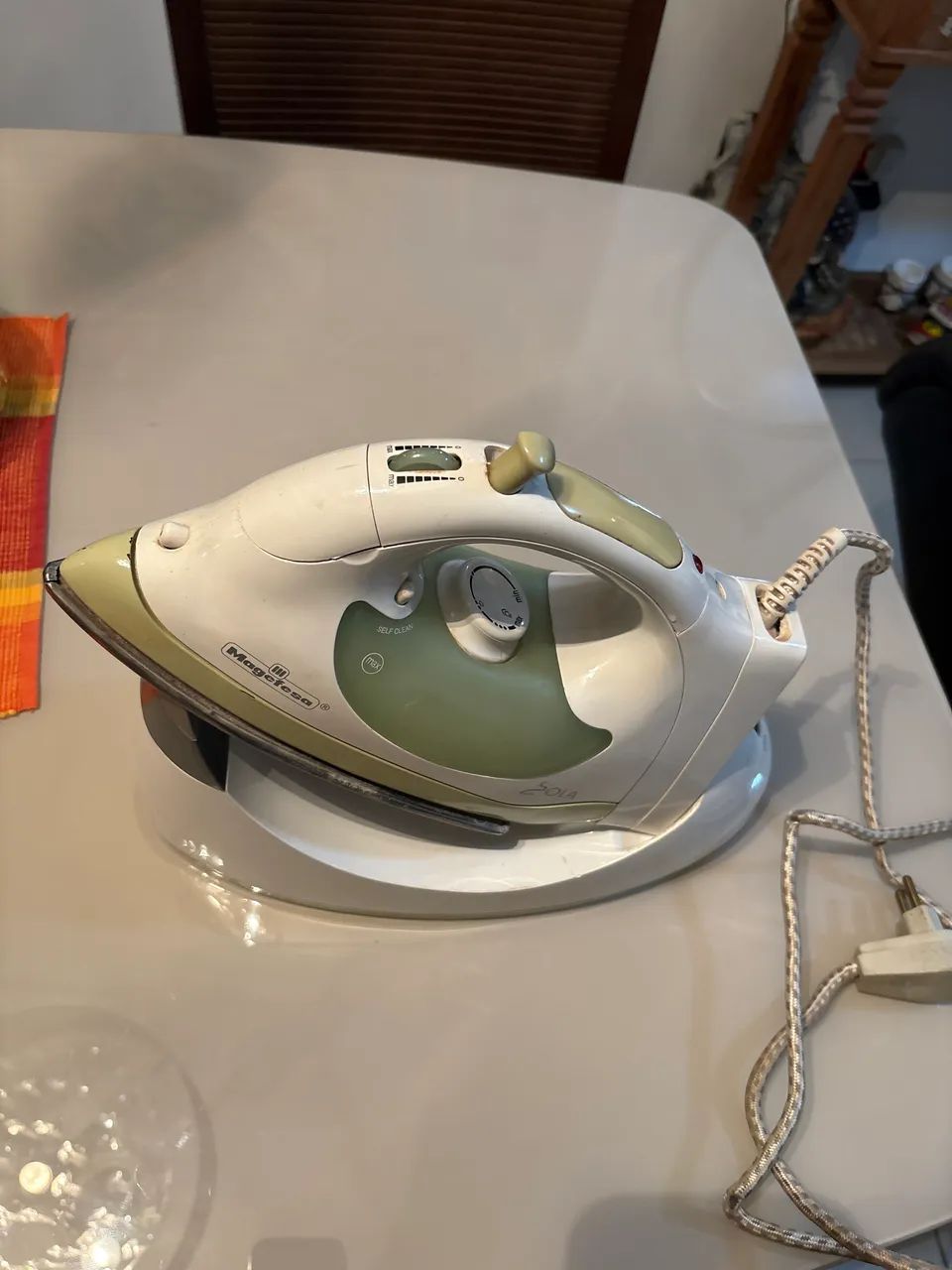 Ferro de passar 220V.