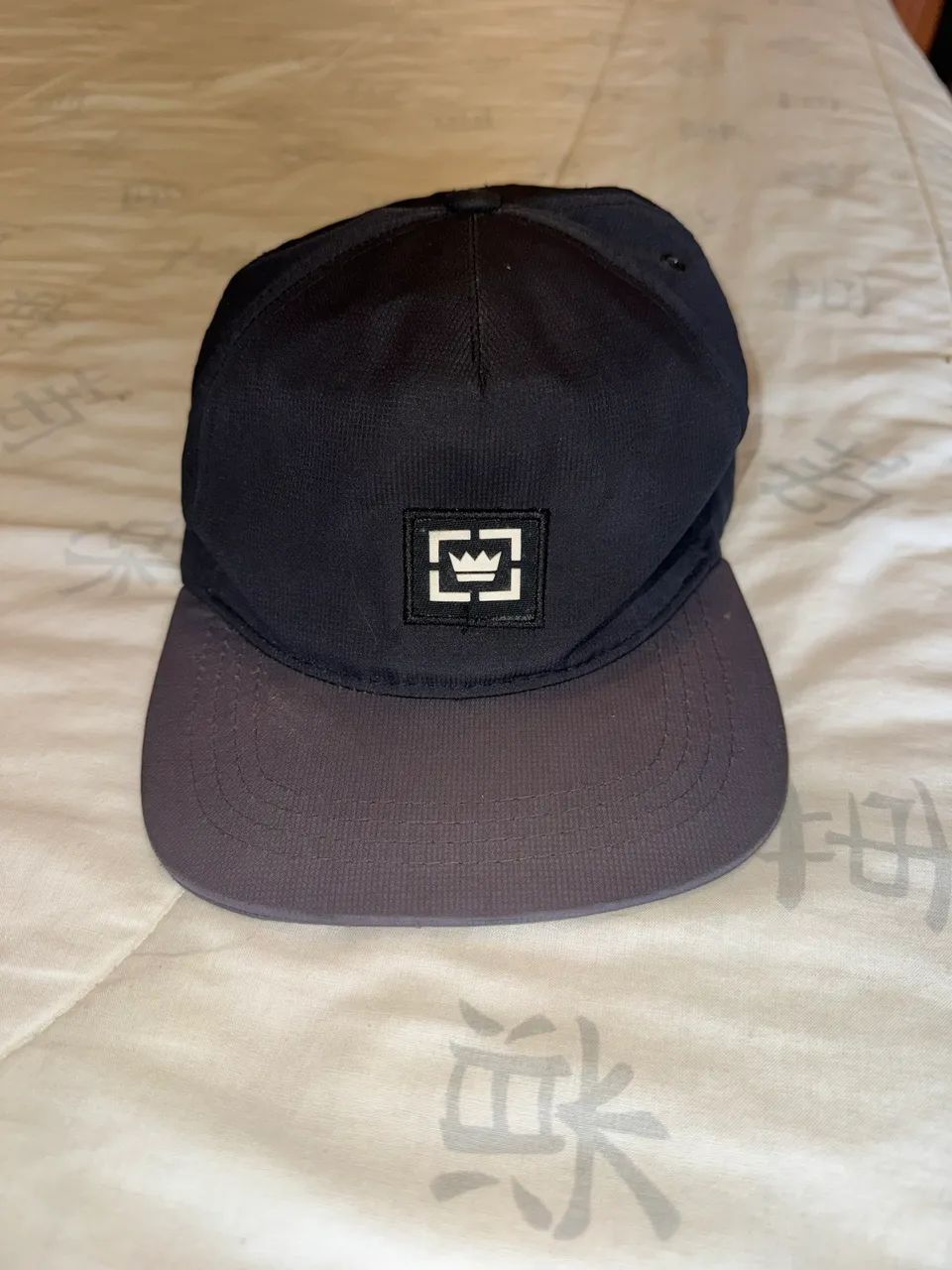 Boné Snapback Preto e Cinza Aba Reta - Logo Coroa