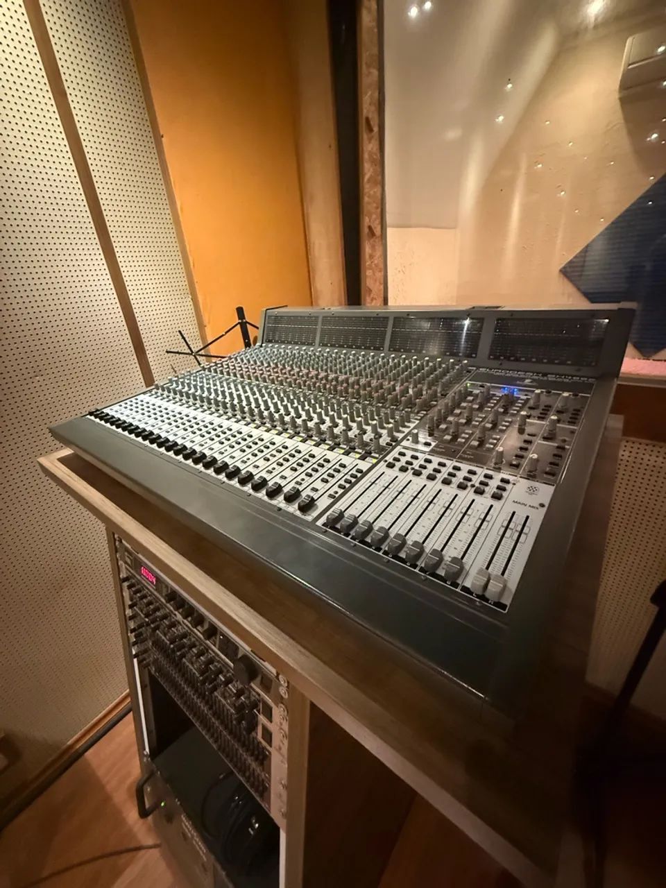 Mesa de som 24 canais Behringer 