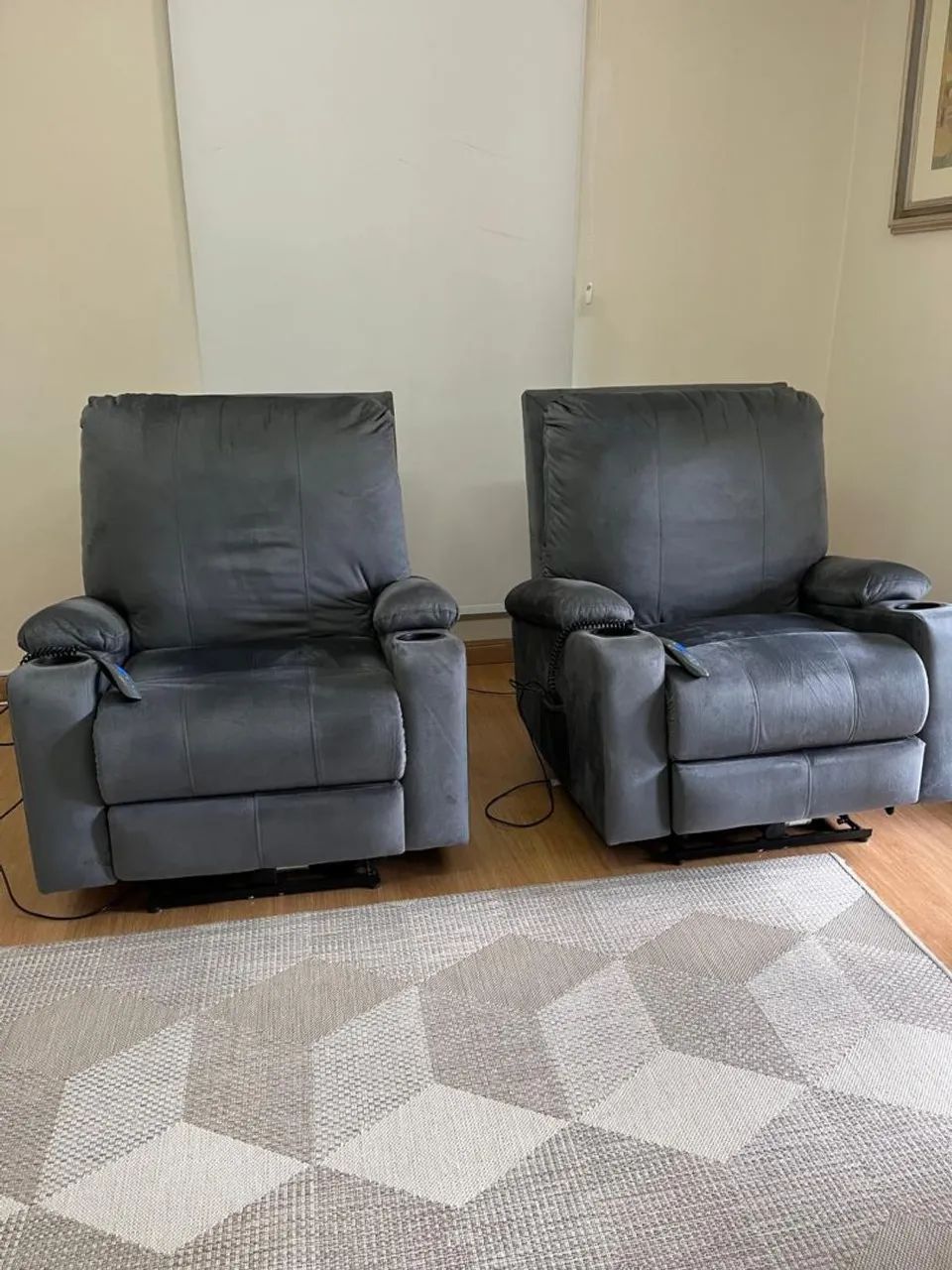 Vendo 2(duas) poltronas elétrica reclinável Damie , cor cinza escuro!
