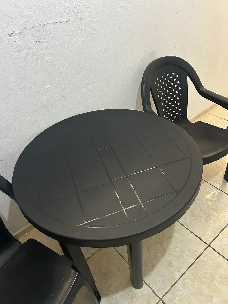 VENDO MESA DE PLÁSTICO CONSERVADA COM 3 CADEIRAS  - Foto 3