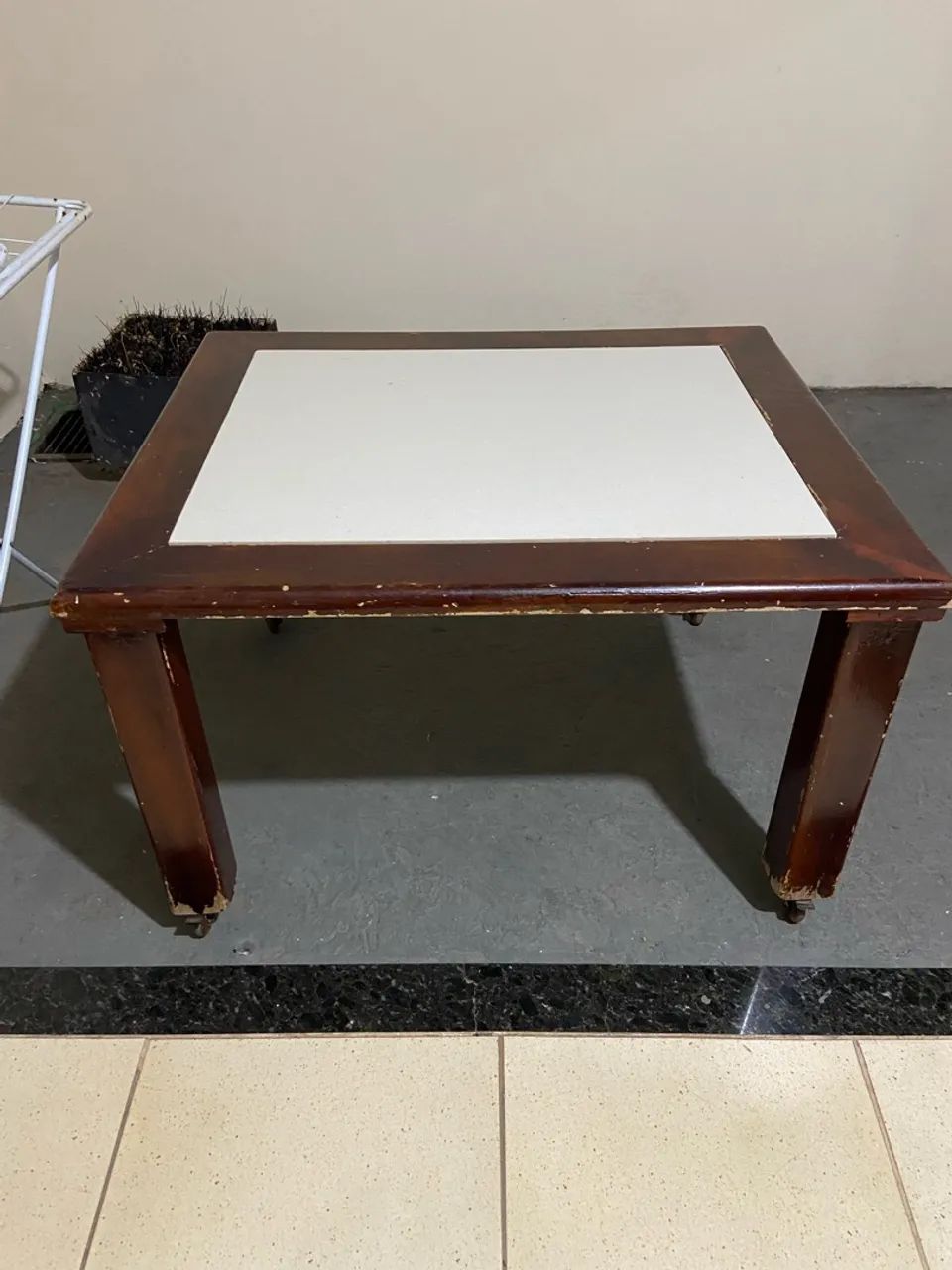 Mesa de Apoio de Madeira com Cerâmica