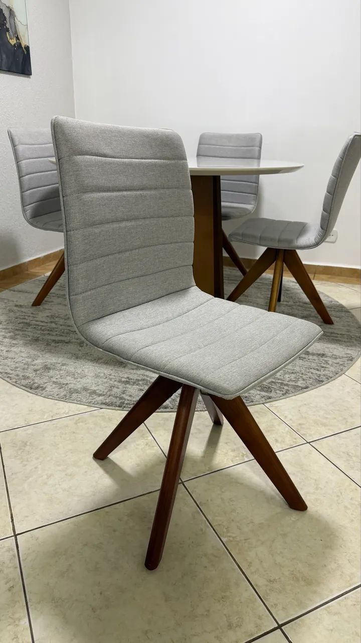 Mesa com 4 cadeiras