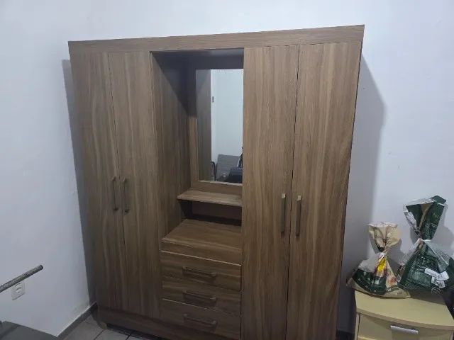 Guarda Roupa 4 Portas 3 Gavetas e Espelho