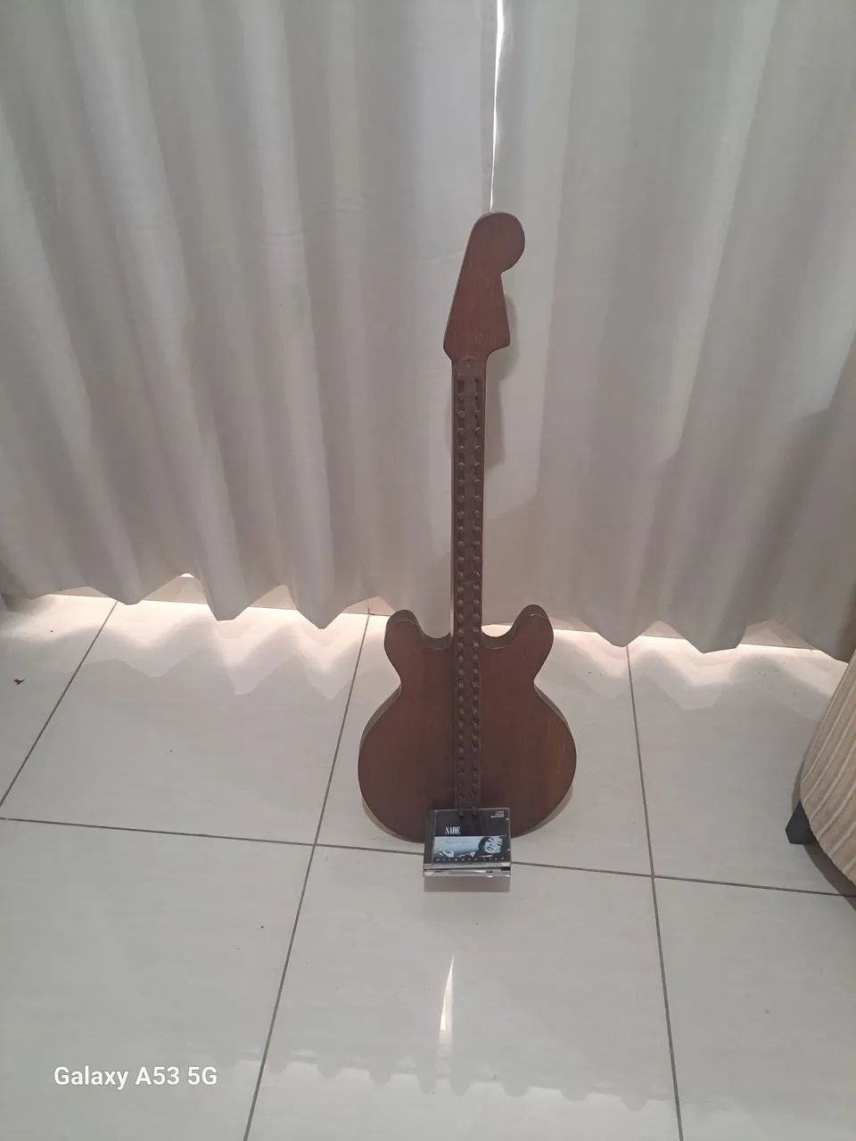 Rack  de madeira formato guitarra paracds - Foto 5