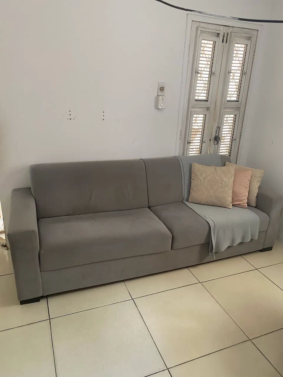SOFÁ 3 LUGARES CINZA - SEMI NOVO - OPORTUNIDADE! - Foto 2