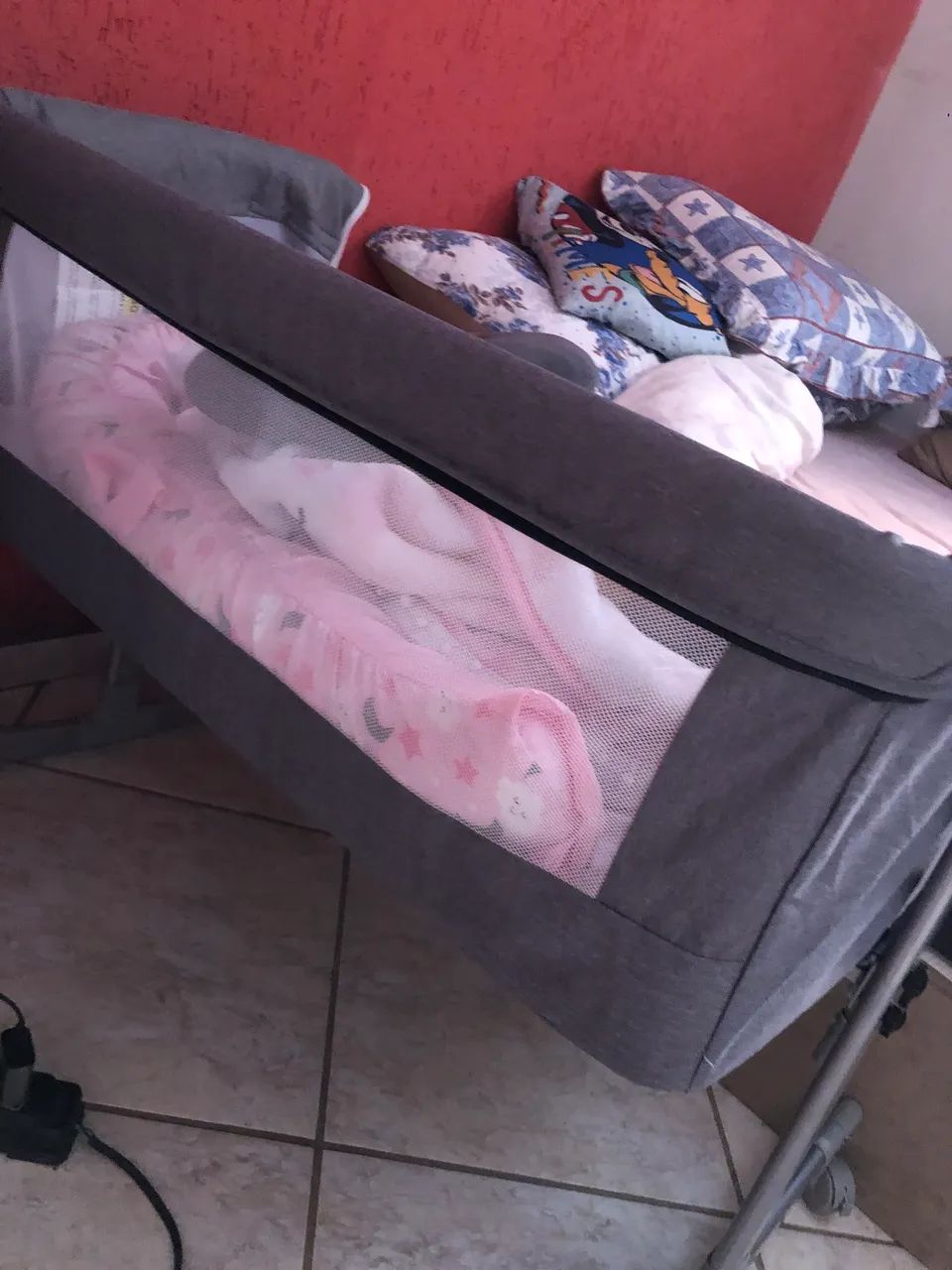 Berço Moisés Kababy acopla na cama cinza - Foto 5