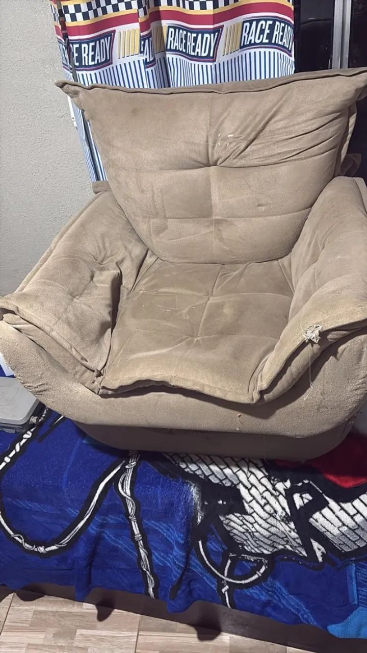 Duas poltronas com pes de madeiras