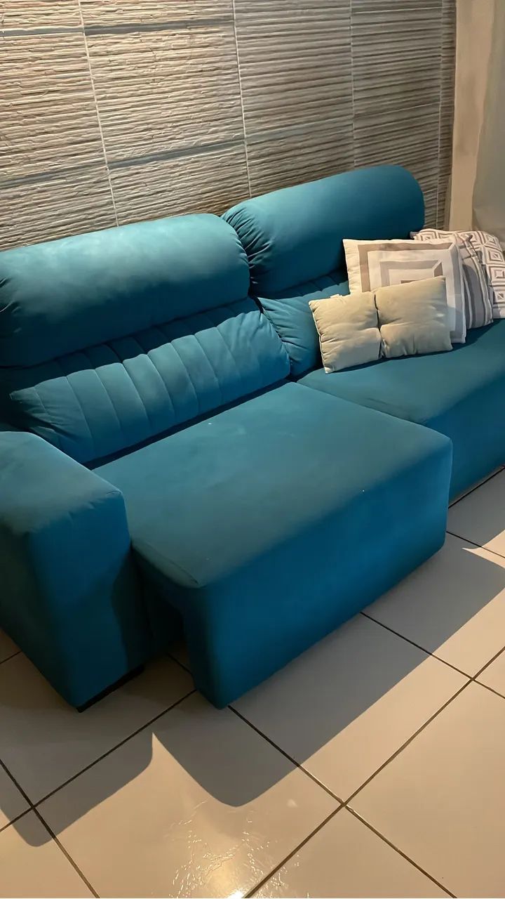 Sofá retrátil, todo inteiro e sem marcas de uso