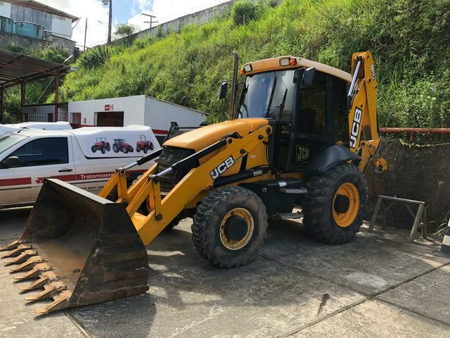 Retroescavadeira JCB 4x4 - Foto 6