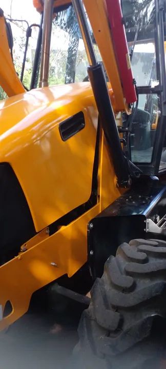 Retroescavadeira jcb  ano 2009 5500 horas  emplacada estado de nova - Foto 2