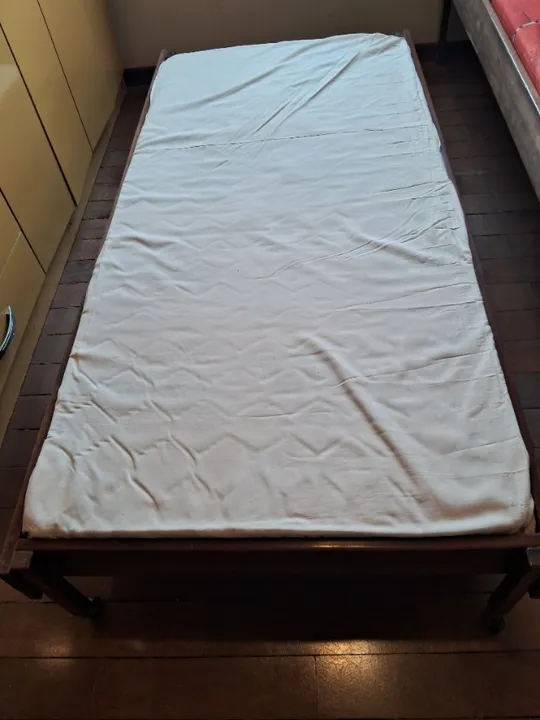 CAMA COM RODINHAS MACIÇA
