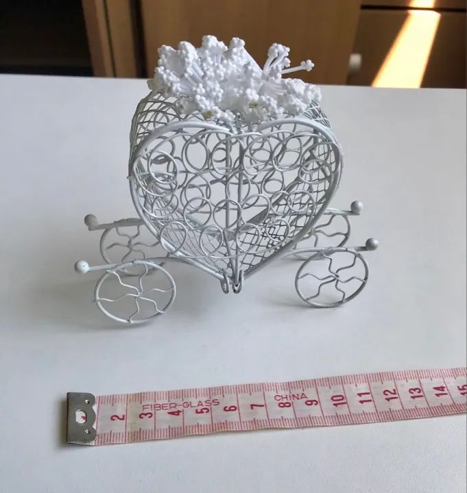 carruagem branca enfeite caixinha porta joia - Foto 3