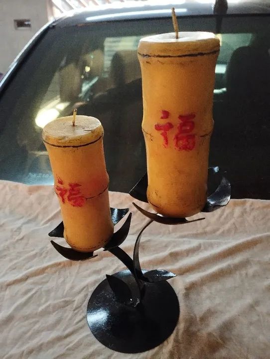 Castiçal Retrô de Metal com Velas Antigas 