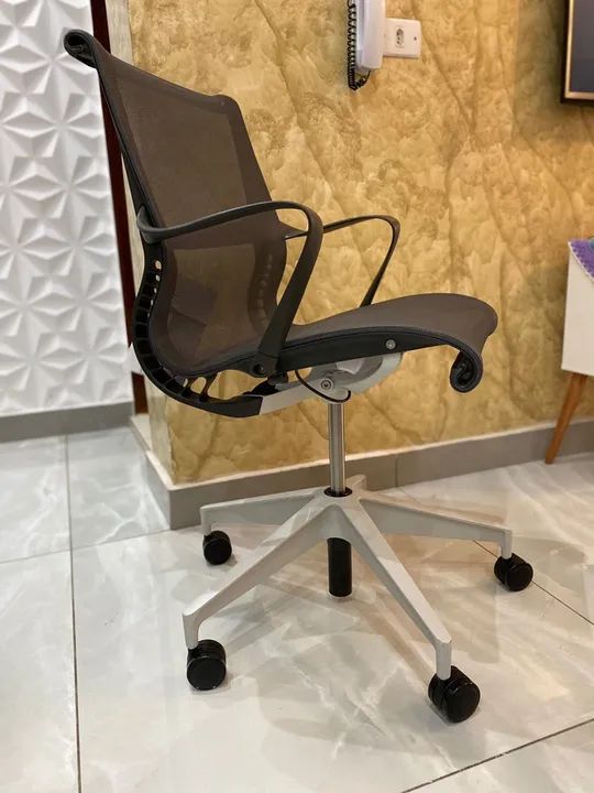 Cadeira Herman miller setu super nova   - Foto 4