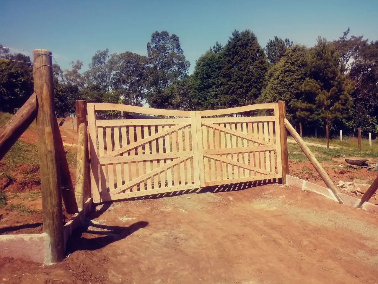 Portão de madeira para segurança residencial