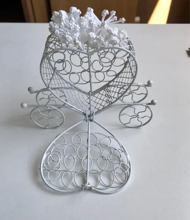 carruagem branca enfeite caixinha porta joia - Foto 2