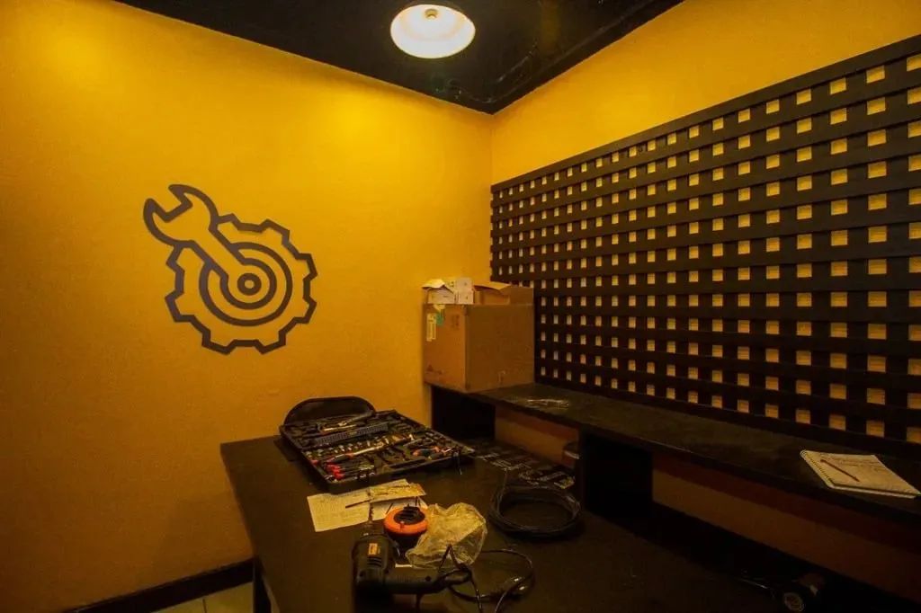 Studio mobiliado, com dormitório e espaço de convivência conjugados e banheiro social. Loc - Foto 3