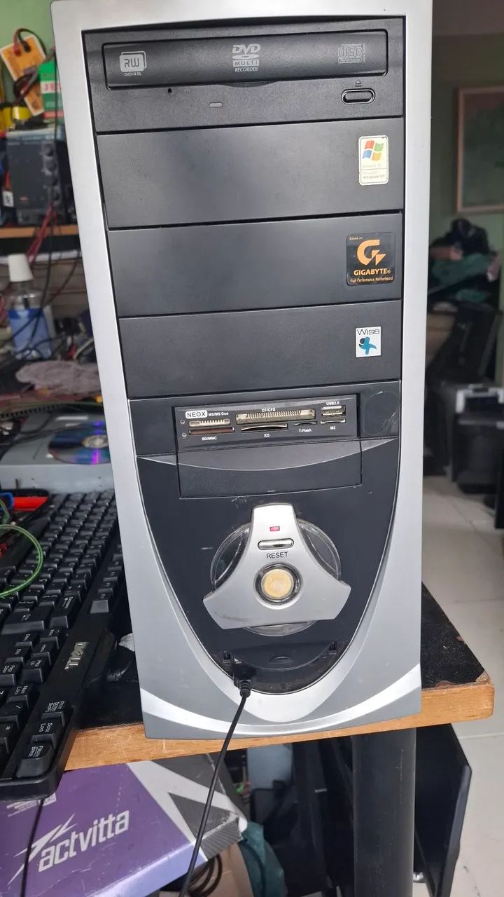 Complete computer with Core 2 Duo E2200 2.20GHz, 4GB RAM, 320GB hard drive, and 16" screen64529512964226121