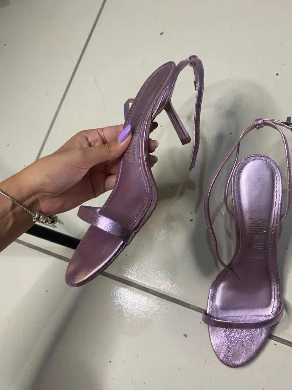 Sandália Roxo Metálica - Elegância em Cada Passo