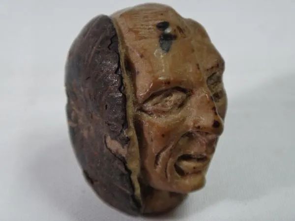 ESCULTURA TIPO NETSUKE (BOTÃO) ESCULPIDA EM UMA SEMENTE - Foto 2