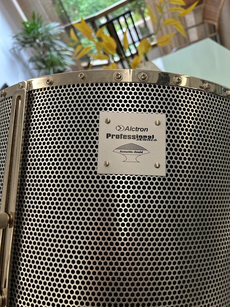 Studio Microphone Screen64573374545795120