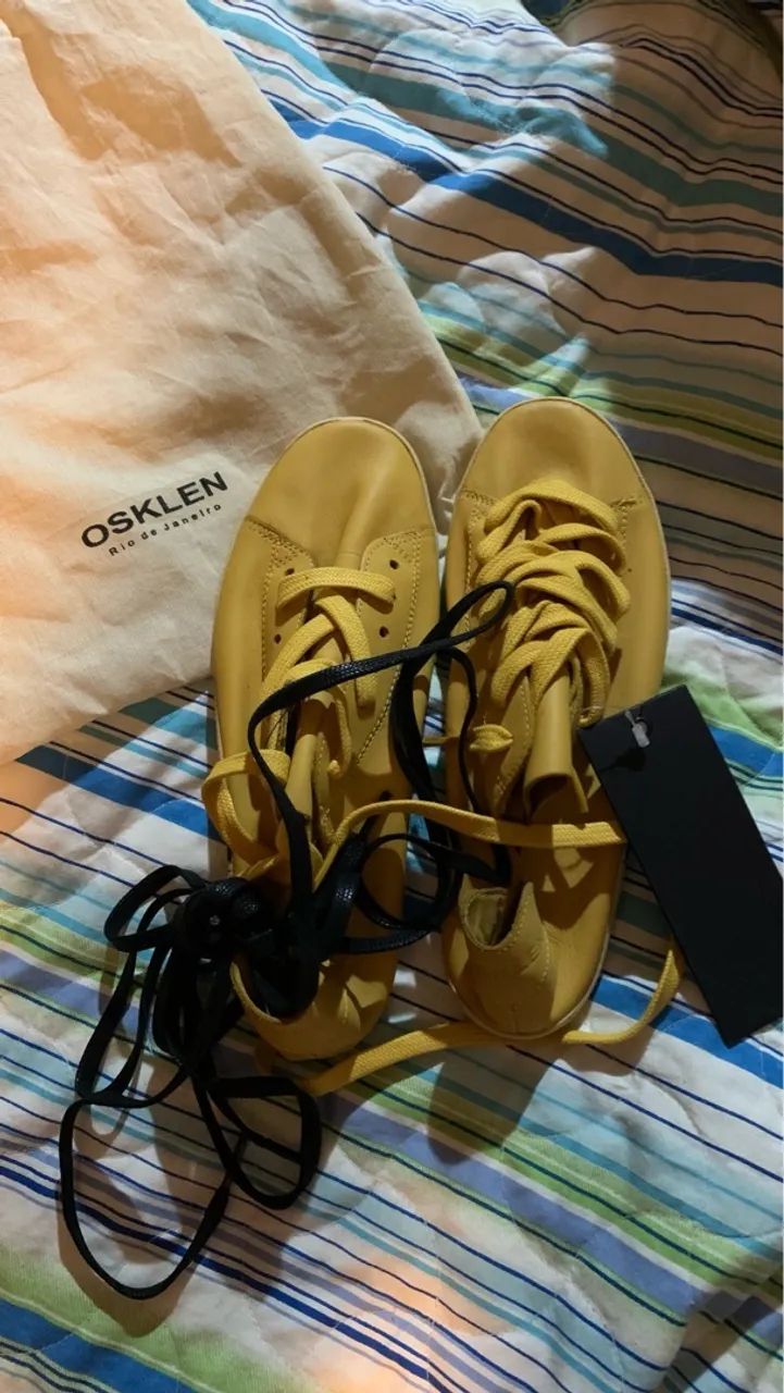 Tênis amarelo com cadarços extras - Foto 4