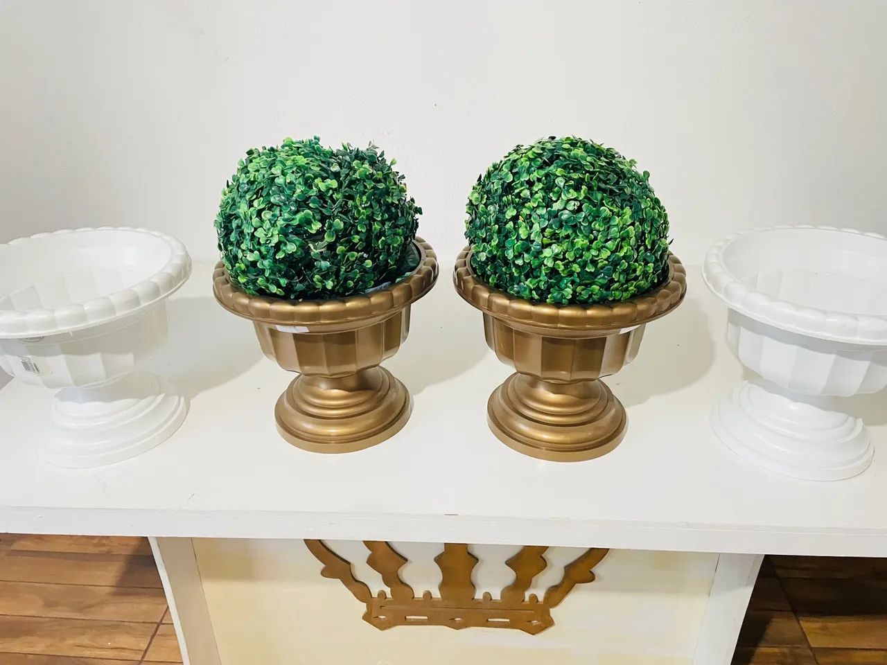 Par de Vasos Decorativos Dourados com Plantas Artificiais