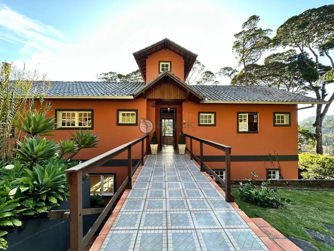 Casa para venda com 4 quartos sendo 1 suíte, 302.18 m² no Comary - Teresópolis/RJ.