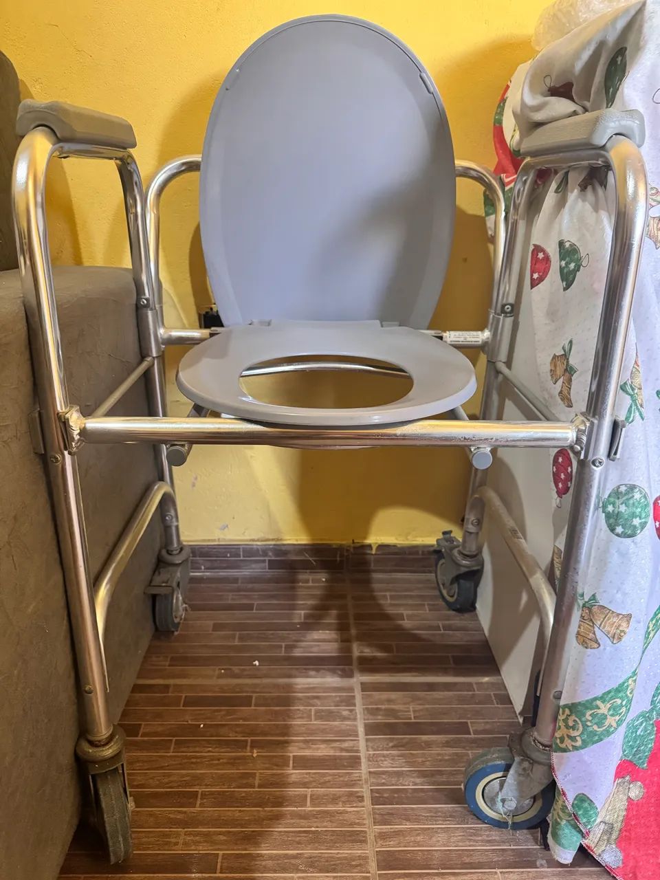 Vendo Cadeira de rodas para higiene  - Foto 4
